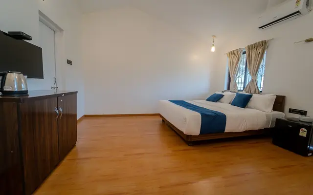 Bedroom at Redroof with a TV unit and double bed